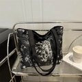 Bolso tote negro elegante con estampado de hojas de bambú plateado y correa - Negro