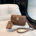 Set de bolso de silla retro marrón oscuro con monedero a juego y hebilla metálica chic - Marrón