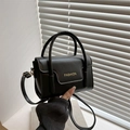 Bolso bandolera cuadrado de cuero negro mate con detalle de logotipo dorado Fashion - Negro