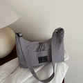 Borsa tote grigia minimalista in nylon con tracolla regolabile e logo a toppa - Grigio