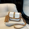 Bolso de hombro minimalista blanco y marrón con cierre geométrico de metal dorado - Café/Blanco