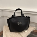 Bolso tote negro de piel sintética con lazo metálico plateado y pliegues laterales - Negro