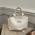 Elegante bolso tote de cuero blanco crema con lazo metálico plateado y asas resistentes - Blanco
