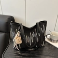 Bolso tote acolchado negro con bordado de ondas y colgante de oso pardo, estilo moderno - Negro
