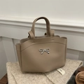 Bolso tote minimalista color beige con lazo plateado y correa de hombro ajustable - Caqui