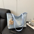 Bolso tote acolchado azul claro con bordado ondulado y colgante de oso peluche - Azul