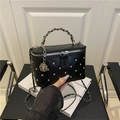 Schwarze gesteppte Tasche mit silbernen Nieten, Rosenanhänger und Kettenriemen - Schwarz