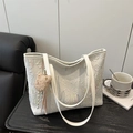 Bolso tote blanco acolchado con bordados coloridos y colgante de oso marrón - Blanco