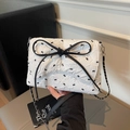 Borsa a tracolla trapuntata bianca con fiocco nero e catena argentata in stile francese - Bianco Sporco
