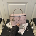 Hellrosa gesteppte Mini-Quadrat-Tasche mit Silbernieten und Rosen-Anhänger - Rosa