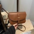 Braune Vintage-Satteltasche aus Leder mit minimalistischem Gürtel und Goldschnalle - Braun