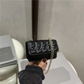 Mini sac bandoulière noir chic avec cuir matelassé et chaîne dorée élégante - Noir