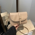 Beige Vintage-Satteltasche mit dekorativem Riemen und Schnalle in stilvollem kleinen Design - Khaki