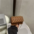 Mini sac bandoulière en cuir marron matelassé avec chaîne dorée et coutures losanges - Marron