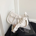 Schicke cremeweiße Plissee-Cloud-Baguette-Tasche mit Perlen und Blumenkette - Weiß