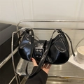 Schicke schwarze glänzende Halbmond-Umhängetasche mit Vintage-Schnallen und Ösen-Details - Schwarz