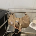 Schicke khakifarbene glänzende Mondsichel-Achseltasche mit Silberschnalle und Falten - Khaki