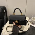 Bolso bandolera cuadrado de cuero negro con hebilla circular dorada vintage - Negro