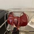 Minimalistische bordeauxrote Lackleder-Mondtasche mit Silberschnalle und Ösenriemen - Rot