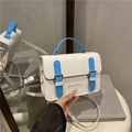 Weiße minimalistische Umhängetasche mit himmelblauem Griff und Klappdeckel mit Schnalle - Weiß mit Blau