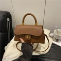Bolso bandolera de cuero marrón con cierre de anillo dorado vintage y asa superior - Marrón