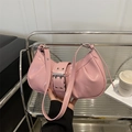 Rosa sichelförmige Schultertasche aus Falten-Kunstleder mit Y2K-Schnalle und Ösen - Rosa