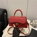 Bolso cuadrado pequeño de cuero rojo con cierre giratorio dorado y asa superior - Rojo