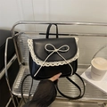 Mini mochila de mujer en cuero PU negro con ribete de encaje blanco y un lazo - Negro