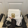 Bolso de hombro blanco minimalista con un distintivo cierre de hebilla cuadrada metálica dorada - Blanco