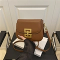 Bolso de hombro de cuero marrón con cierre geométrico dorado y correa para mujer - Marrón