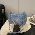 Bolso de hombro denim azul claro estilo medialuna con cadena plateada para mujer - Azul oscuro
