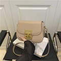 Elegante bolso bandolera de piel beige con hebilla dorada mate en un entorno minimalista - Caqui