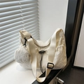 Borsa tote chic in nylon beige con design a pieghe, tracolla regolabile e portamonete - Bianco