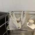 Bolso tote de lona a rayas azul marino y crema con gran capacidad para el verano 2025 - Negro