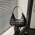 Elegante borsa hobo nera con borchie metalliche argentate e dettaglio zip in metallo - Nero