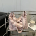 Bolso tote de lona con rayas verticales rojas y blancas y correa ancha para el hombro - Rosa