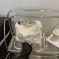 Elegante borsa a secchiello bianca con rose in tessuto 3D e dettagli in metallo oro - Bianco