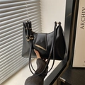 Bolso de hombro minimalista de cuero negro con hebilla de media luna dorada estilo de vida - Negro