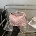 Borsa a mano quadrata rosa con rose 3D, tracolla a catena ed eleganti finiture dorate - Rosa