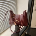 Bolso de hombro retro burdeos en cuero sintético con detalles metálicos dorados - Rojo