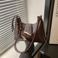 Bolso de hombro moderno en cuero PU marrón oscuro con hebilla dorada y solapa chic - Marrón