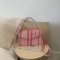 Détail du tissage coloré et du fermoir métallique sur ce sac à bandoulière en paille - Rose
