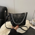 Borsa a secchiello nera con stampa orso, catena in metallo e tracolla in pelle regolabile - Nero