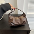 Bolso de hombro media luna marrón oscuro con textura plisada y etiqueta - Marrón