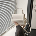 Mini borsa a tracolla quadrata bianca minimalista con manico e chiusura a patta in PU - Bianco