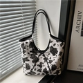 Bolso tote con estampado de vaca, detalle de lazo y patrón clásico en blanco y negro - Negro