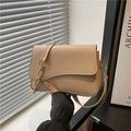 Minimalistische beige crossbody tas met geschulpte flap en gouden ketting - Khaki