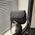 Borsa a sella moderna in pelle nera con trapuntatura a rombi e scritte argento - Nero
