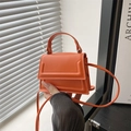 Mini borsa quadrata arancione minimalista in pelle sintetica con manico e tracolla - Arancione