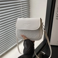 Borsa a sella bianca in ecopelle con trama trapuntata e dettaglio scritte moda - Bianco
